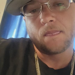 Lawton swinger hotwife & cuckold profile – HandsomeJoe86 on Rocktie