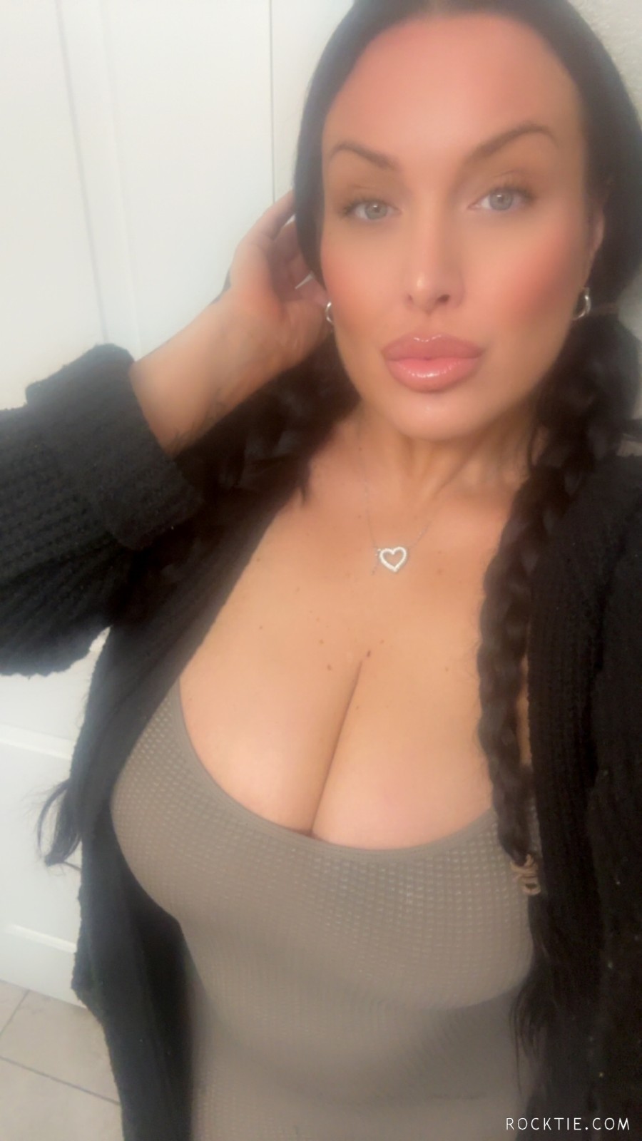 Seeking hung bull and bulls to share my girl