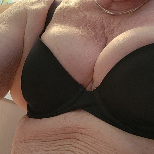 Philadelphia swinger hotwife & cuckold profile – luv4lust43 on Rocktie
