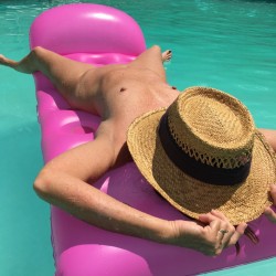 Mobile swinger hotwife & cuckold profile – KBhotwife on Rocktie